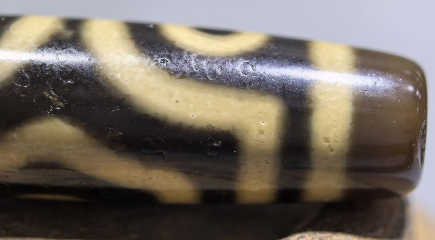 三眼财神天珠项链锁骨链吊坠挂件男女款，胎脂温润，包浆浑厚。
尺寸:4.8*1.3cm
​