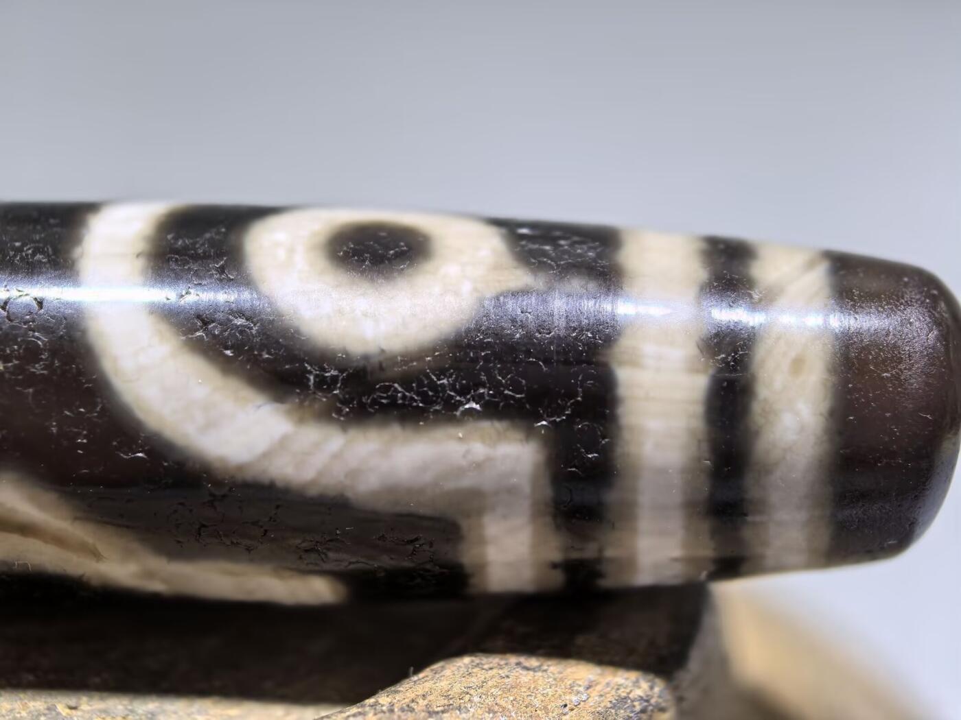 宝盖三眼天珠项链锁骨链吊坠挂件男女款，台珠，可见明显岁月包浆痕迹，珠体有明显油沁
​尺寸:5.6*1.3cm