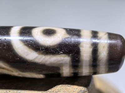 宝盖三眼天珠项链锁骨链吊坠挂件男女款，台珠，可见明显岁月包浆痕迹，珠体有明显油沁
​尺寸:5.6*1.3cm