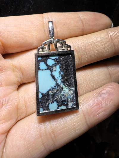 乌兰花松石吊坠项链男女款
纯银镶嵌，可见天然铁线瓷度密度较高！无任何优化！随佩戴可见变色成就感！尺寸:24mm*17mm*8mm总克重:12.8g