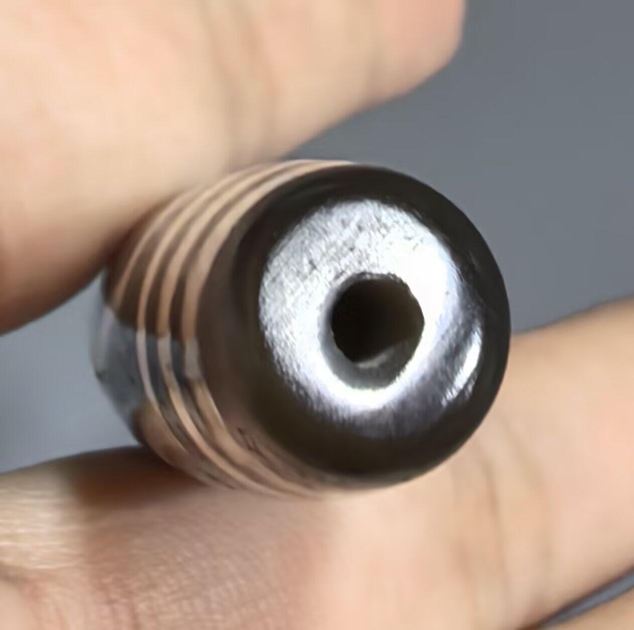 宝盖三眼天珠项链锁骨链吊坠挂件男女款，台珠，可见明显岁月包浆痕迹，珠体有明显油沁
​尺寸:5.6*1.3cm