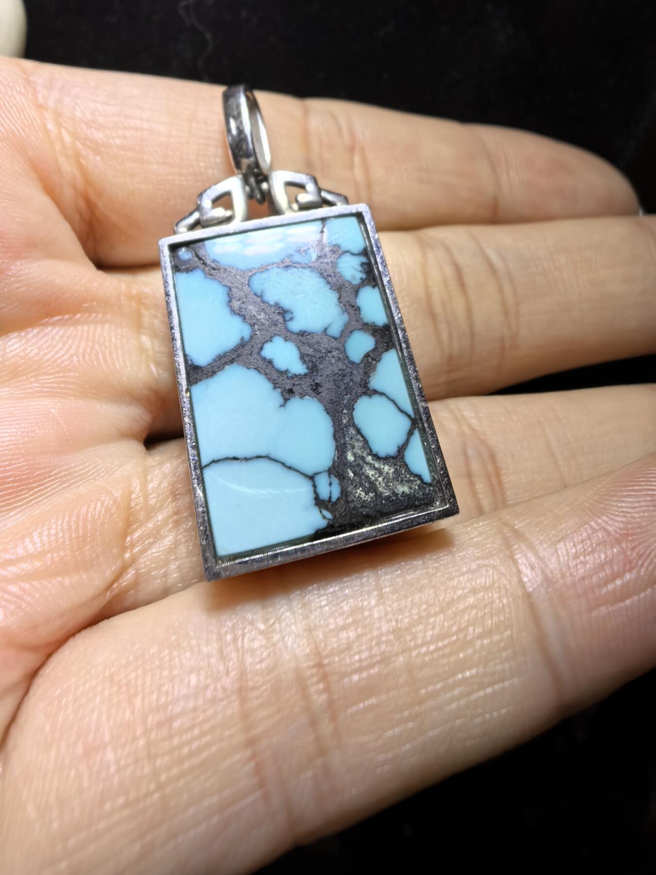 乌兰花松石吊坠项链男女款
纯银镶嵌，可见天然铁线瓷度密度较高！无任何优化！随佩戴可见变色成就感！尺寸:24mm*17mm*8mm总克重:12.8g