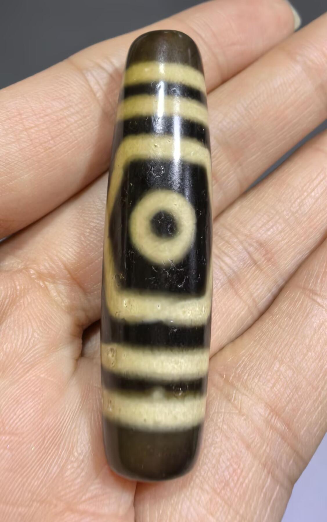 三眼财神天珠项链锁骨链吊坠挂件男女款，胎脂温润，包浆浑厚。
尺寸:4.8*1.3cm
​