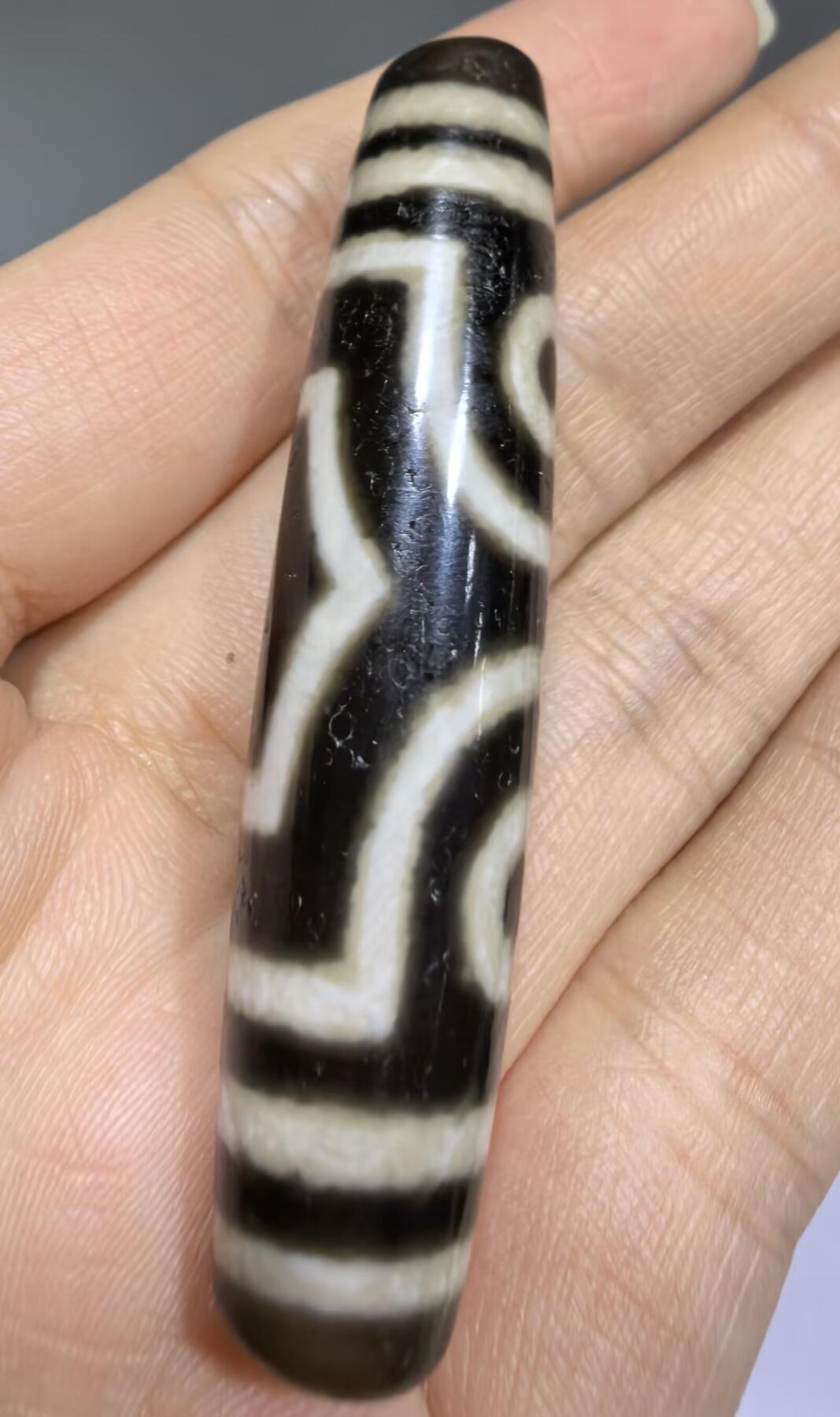 宝盖三眼天珠项链锁骨链吊坠挂件男女款，台珠，可见明显岁月包浆痕迹，珠体有明显油沁
​尺寸:5.6*1.3cm