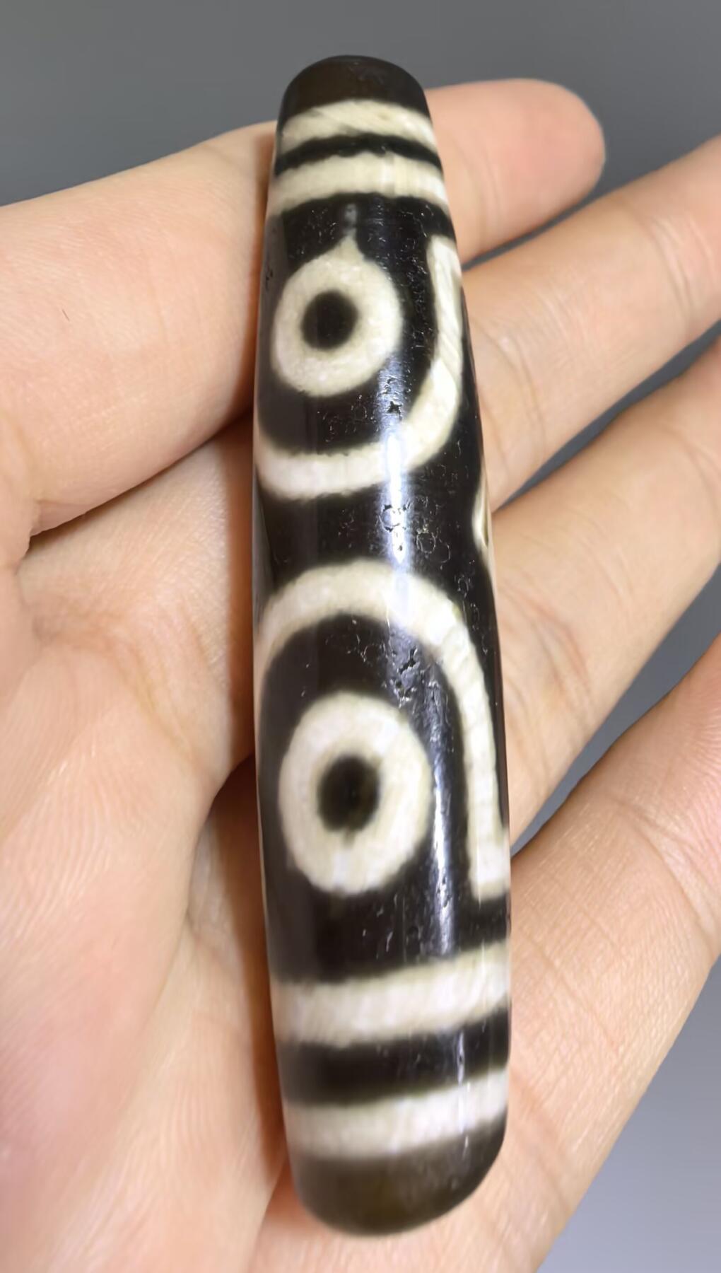 宝盖三眼天珠项链锁骨链吊坠挂件男女款，台珠，可见明显岁月包浆痕迹，珠体有明显油沁
​尺寸:5.6*1.3cm