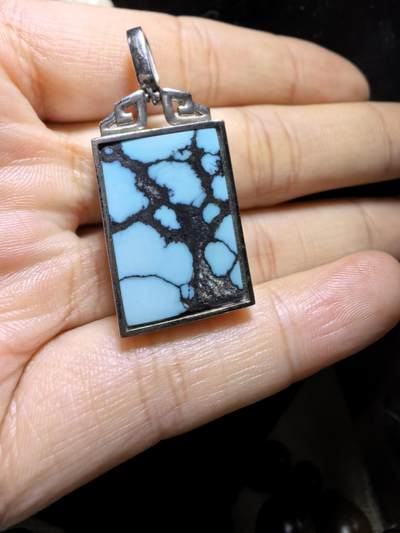 乌兰花松石吊坠项链男女款
纯银镶嵌，可见天然铁线瓷度密度较高！无任何优化！随佩戴可见变色成就感！尺寸:24mm*17mm*8mm总克重:12.8g