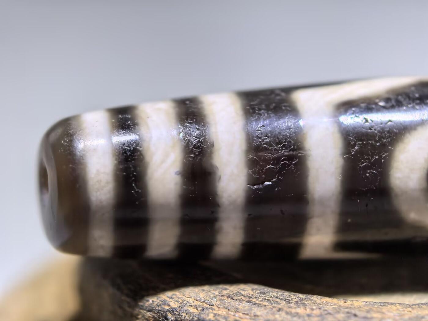 宝盖三眼天珠项链锁骨链吊坠挂件男女款，台珠，可见明显岁月包浆痕迹，珠体有明显油沁
​尺寸:5.6*1.3cm