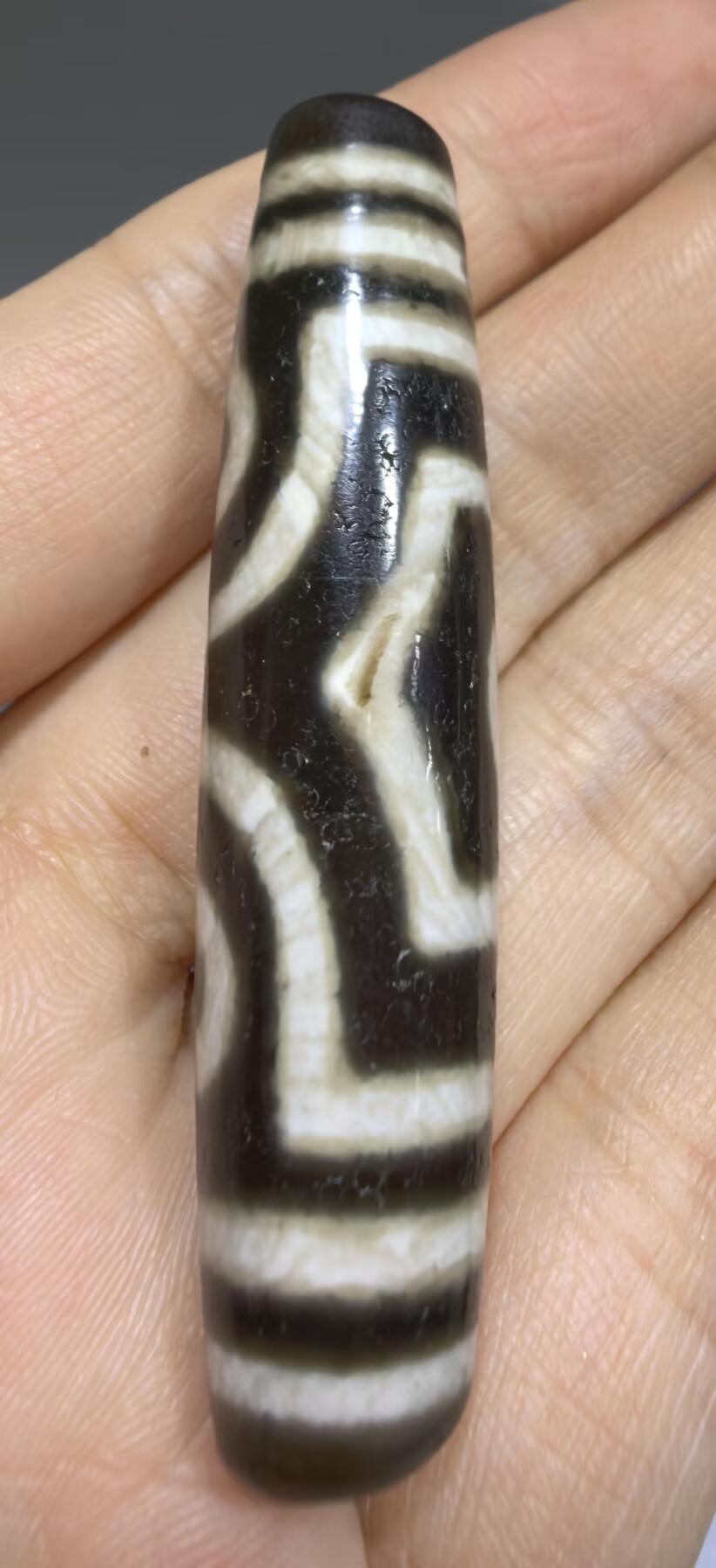 宝盖三眼天珠项链锁骨链吊坠挂件男女款，台珠，可见明显岁月包浆痕迹，珠体有明显油沁
​尺寸:5.6*1.3cm