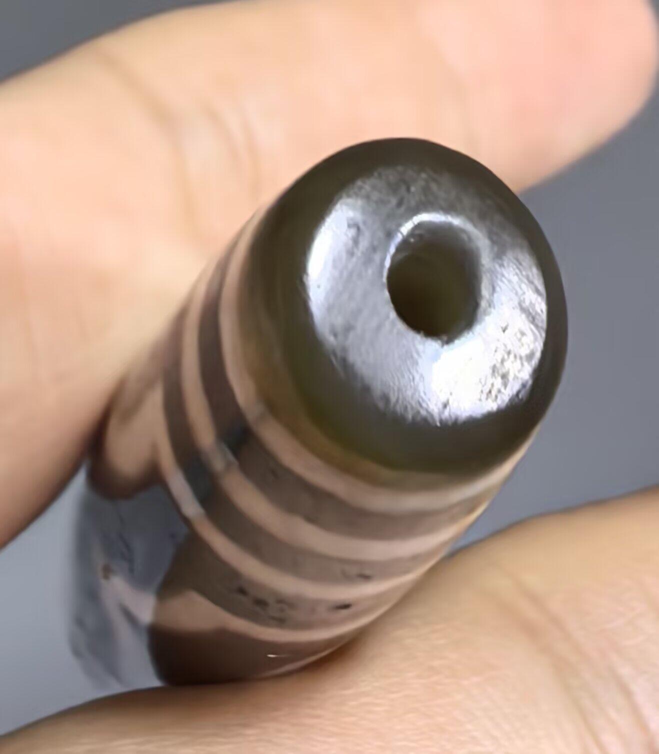 宝盖三眼天珠项链锁骨链吊坠挂件男女款，台珠，可见明显岁月包浆痕迹，珠体有明显油沁
​尺寸:5.6*1.3cm