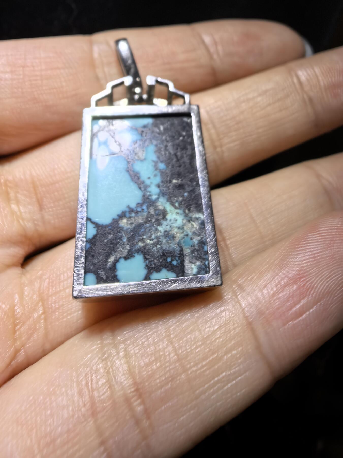 乌兰花松石吊坠项链男女款
纯银镶嵌，可见天然铁线瓷度密度较高！无任何优化！随佩戴可见变色成就感！尺寸:24mm*17mm*8mm总克重:12.8g