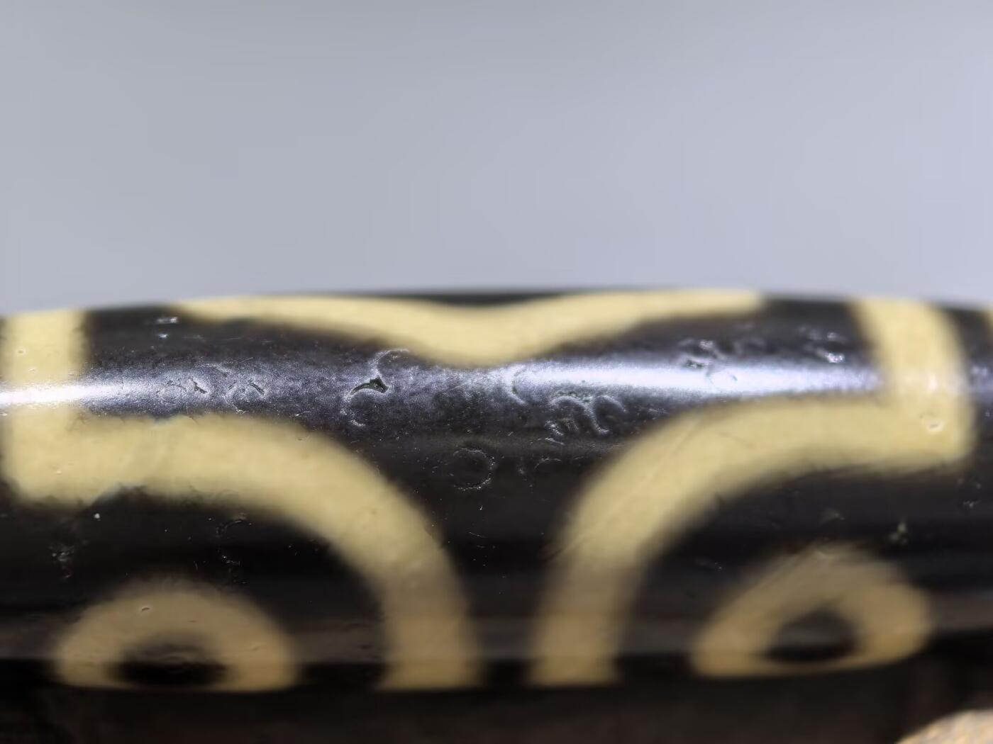 三眼财神天珠项链锁骨链吊坠挂件男女款，胎脂温润，包浆浑厚。
尺寸:4.8*1.3cm
​