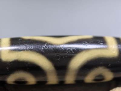 三眼财神天珠项链锁骨链吊坠挂件男女款，胎脂温润，包浆浑厚。
尺寸:4.8*1.3cm
​