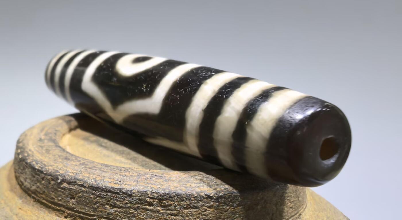 宝盖三眼天珠项链锁骨链吊坠挂件男女款，台珠，可见明显岁月包浆痕迹，珠体有明显油沁
​尺寸:5.6*1.3cm