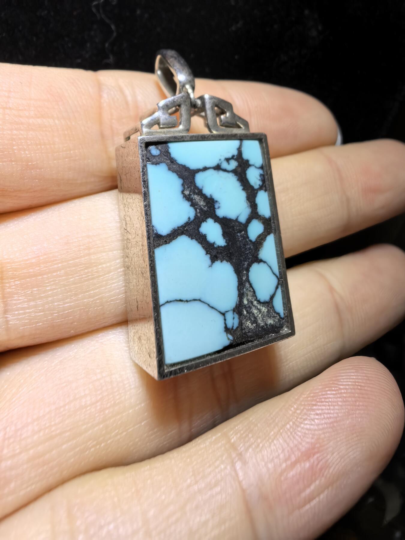 乌兰花松石吊坠项链男女款
纯银镶嵌，可见天然铁线瓷度密度较高！无任何优化！随佩戴可见变色成就感！尺寸:24mm*17mm*8mm总克重:12.8g