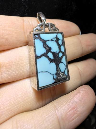 乌兰花松石吊坠项链男女款
纯银镶嵌，可见天然铁线瓷度密度较高！无任何优化！随佩戴可见变色成就感！尺寸:24mm*17mm*8mm总克重:12.8g