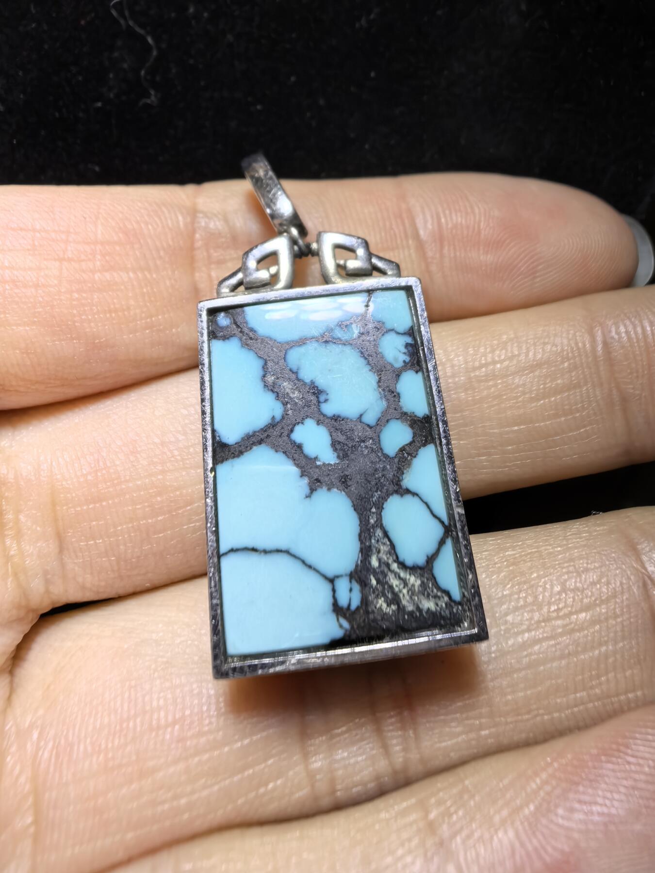 乌兰花松石吊坠项链男女款
纯银镶嵌，可见天然铁线瓷度密度较高！无任何优化！随佩戴可见变色成就感！尺寸:24mm*17mm*8mm总克重:12.8g