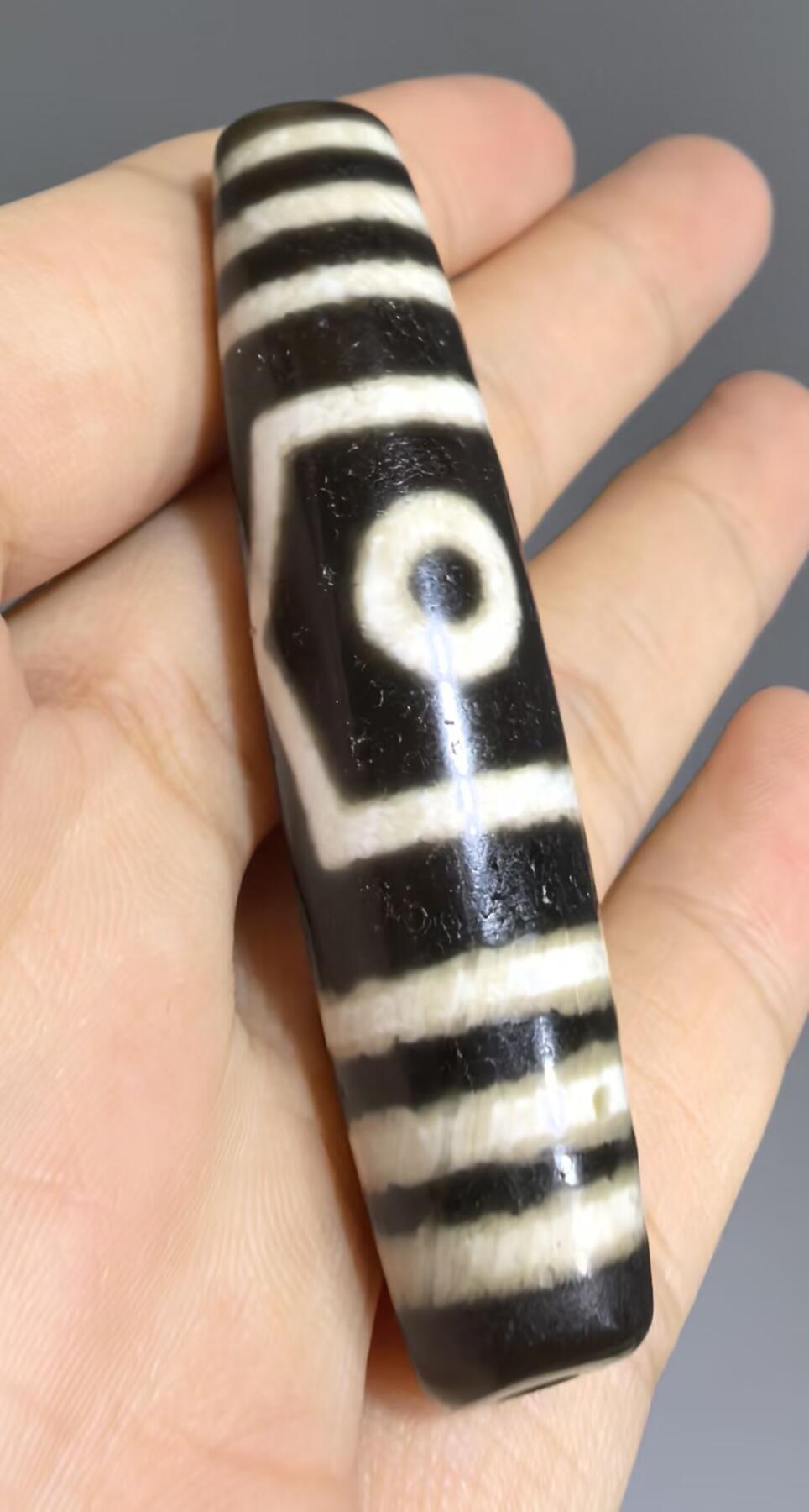 宝盖三眼天珠项链锁骨链吊坠挂件男女款，台珠，可见明显岁月包浆痕迹，珠体有明显油沁
​尺寸:5.6*1.3cm