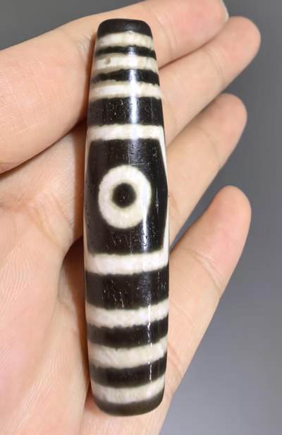 宝盖三眼天珠项链锁骨链吊坠挂件男女款，台珠，可见明显岁月包浆痕迹，珠体有明显油沁
​尺寸:5.6*1.3cm