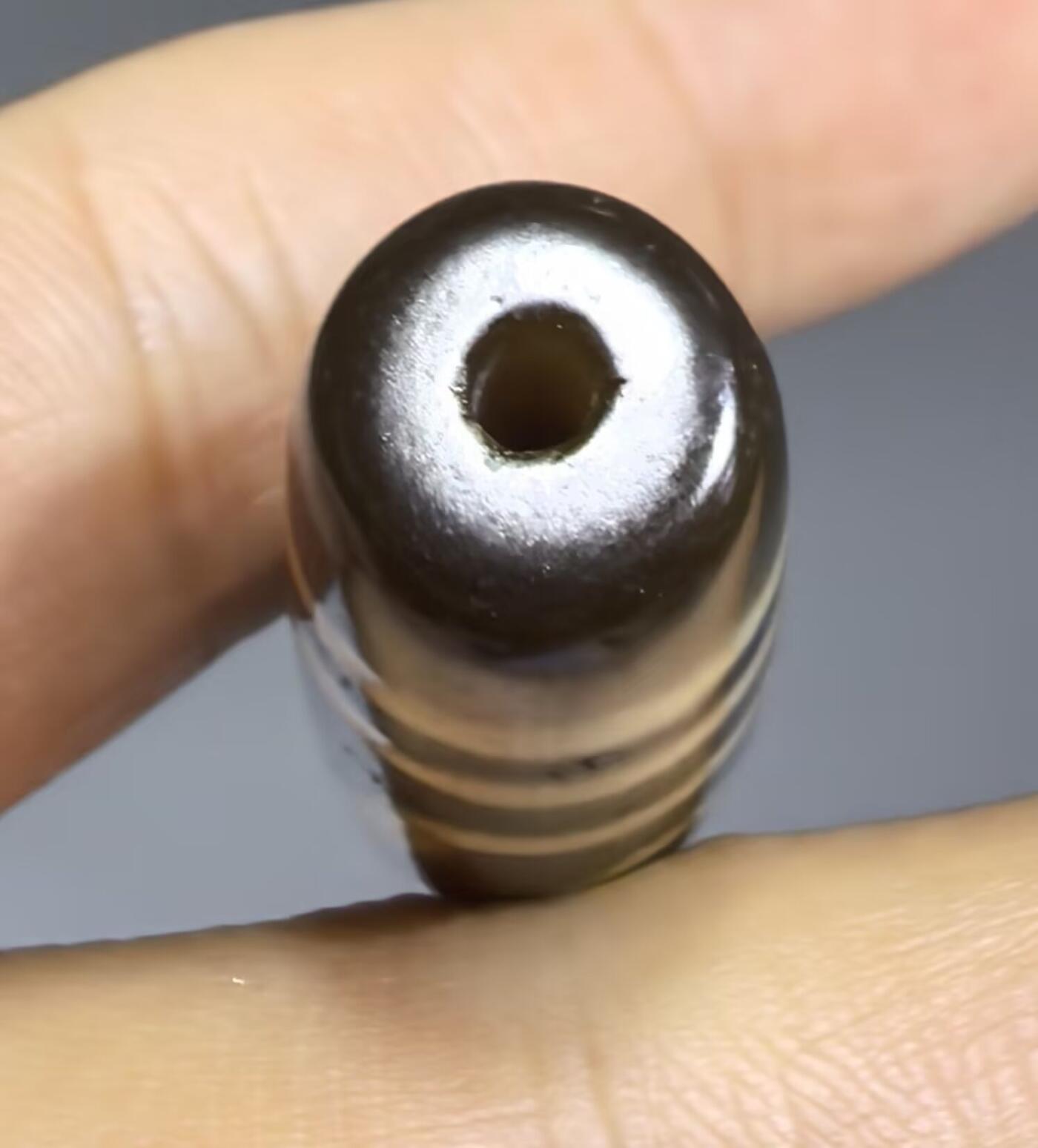 三眼财神天珠项链锁骨链吊坠挂件男女款，胎脂温润，包浆浑厚。
尺寸:4.8*1.3cm
​