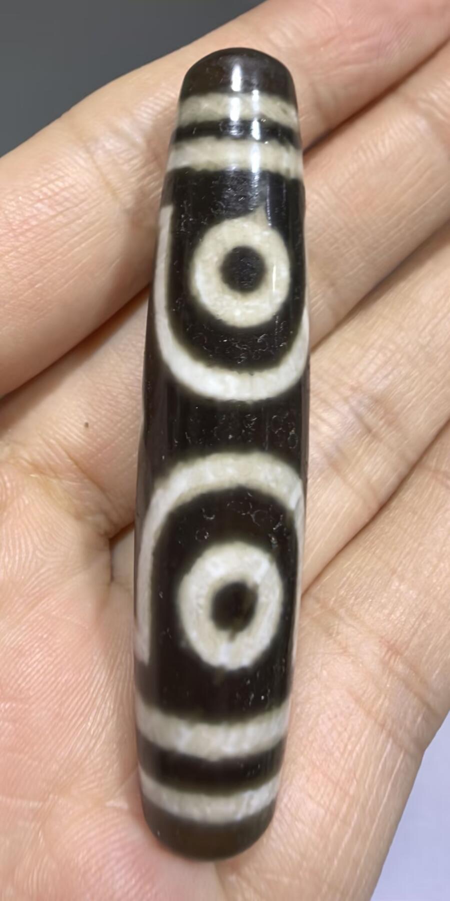 宝盖三眼天珠项链锁骨链吊坠挂件男女款，台珠，可见明显岁月包浆痕迹，珠体有明显油沁
​尺寸:5.6*1.3cm