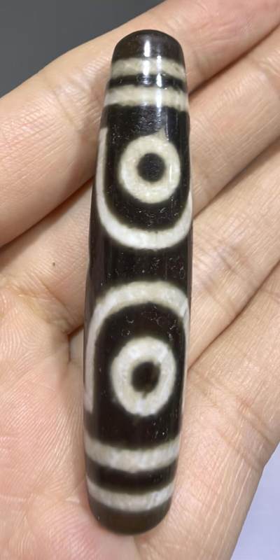 宝盖三眼天珠项链锁骨链吊坠挂件男女款，台珠，可见明显岁月包浆痕迹，珠体有明显油沁
​尺寸:5.6*1.3cm