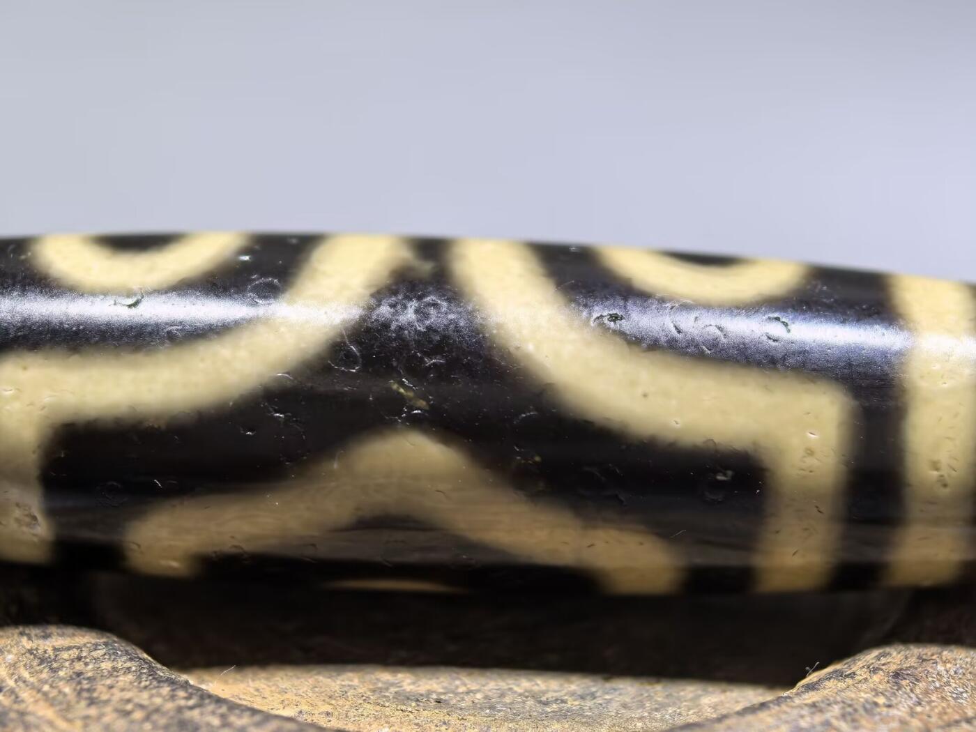 三眼财神天珠项链锁骨链吊坠挂件男女款，胎脂温润，包浆浑厚。
尺寸:4.8*1.3cm
​