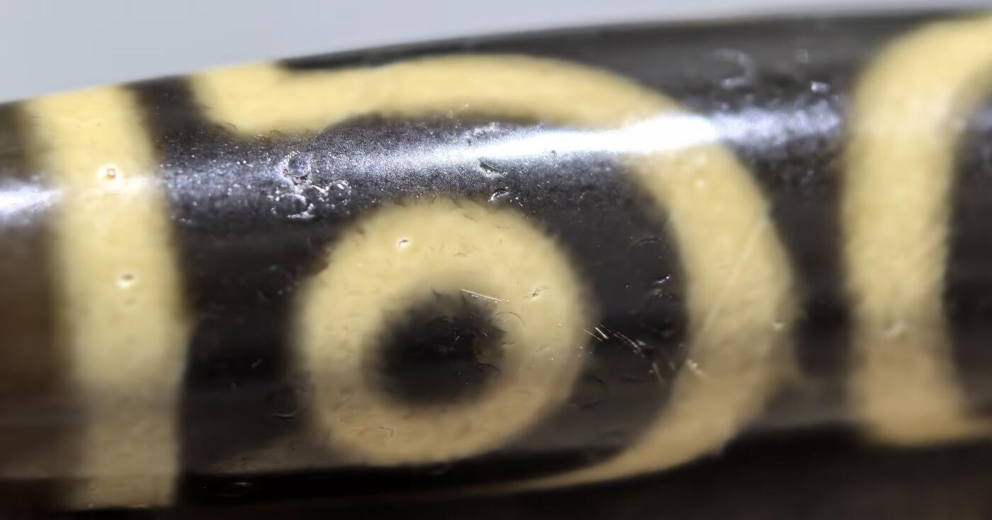 三眼财神天珠项链锁骨链吊坠挂件男女款，胎脂温润，包浆浑厚。
尺寸:4.8*1.3cm
​