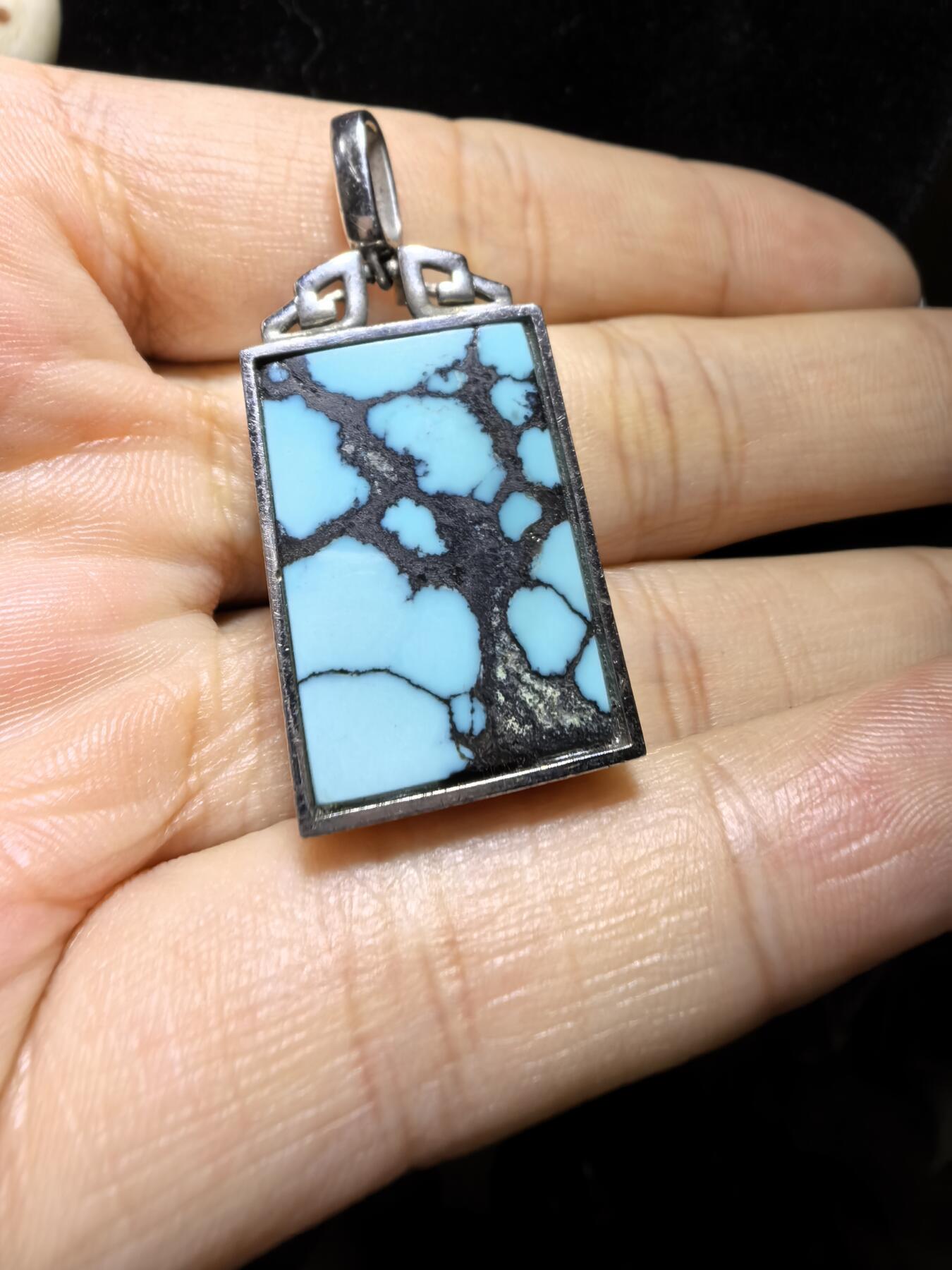 乌兰花松石吊坠项链男女款
纯银镶嵌，可见天然铁线瓷度密度较高！无任何优化！随佩戴可见变色成就感！尺寸:24mm*17mm*8mm总克重:12.8g