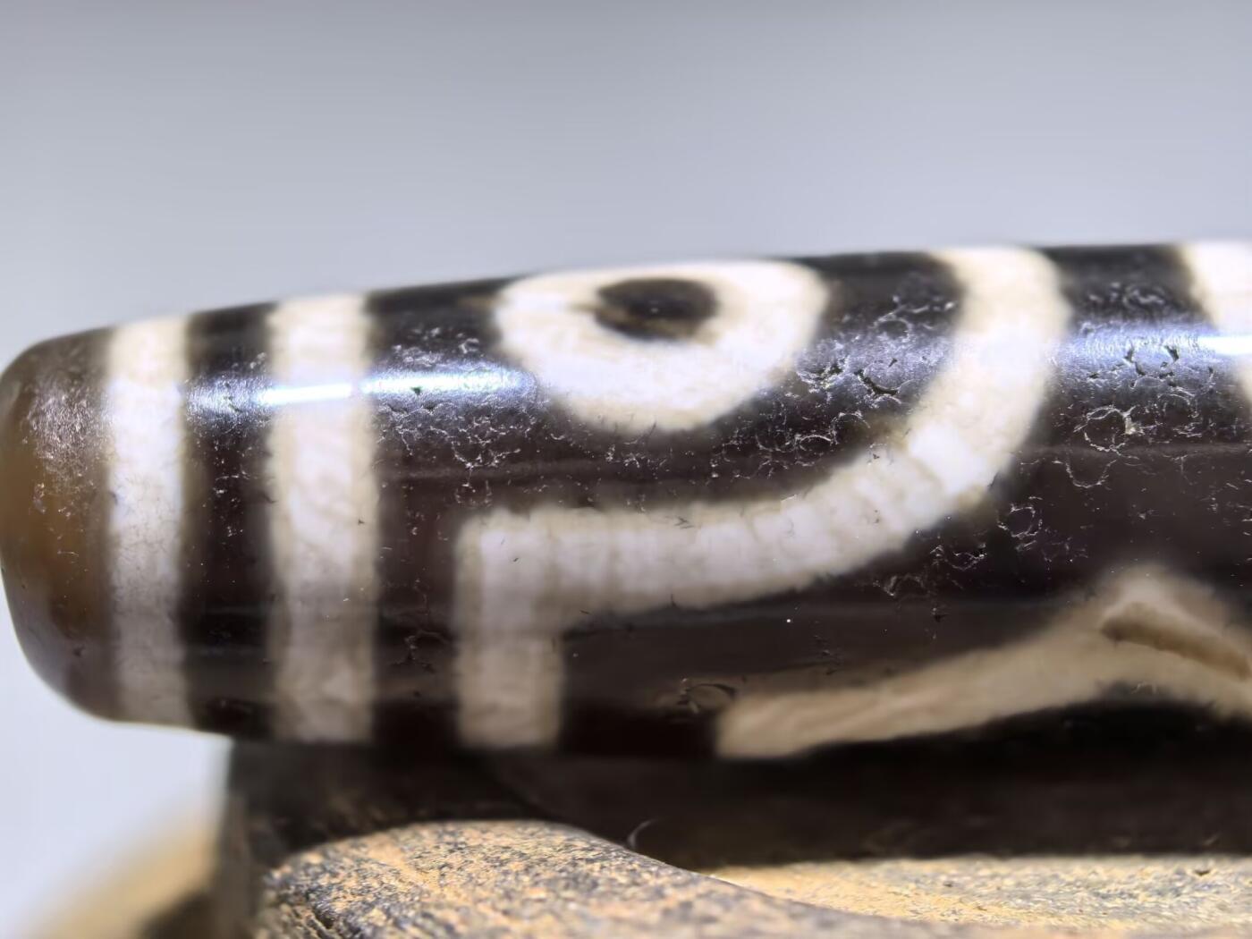 宝盖三眼天珠项链锁骨链吊坠挂件男女款，台珠，可见明显岁月包浆痕迹，珠体有明显油沁
​尺寸:5.6*1.3cm