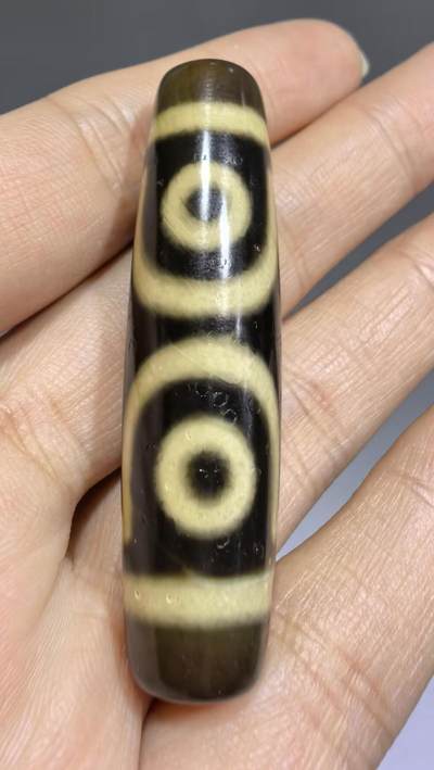 三眼财神天珠项链锁骨链吊坠挂件男女款，胎脂温润，包浆浑厚。
尺寸:4.8*1.3cm
​