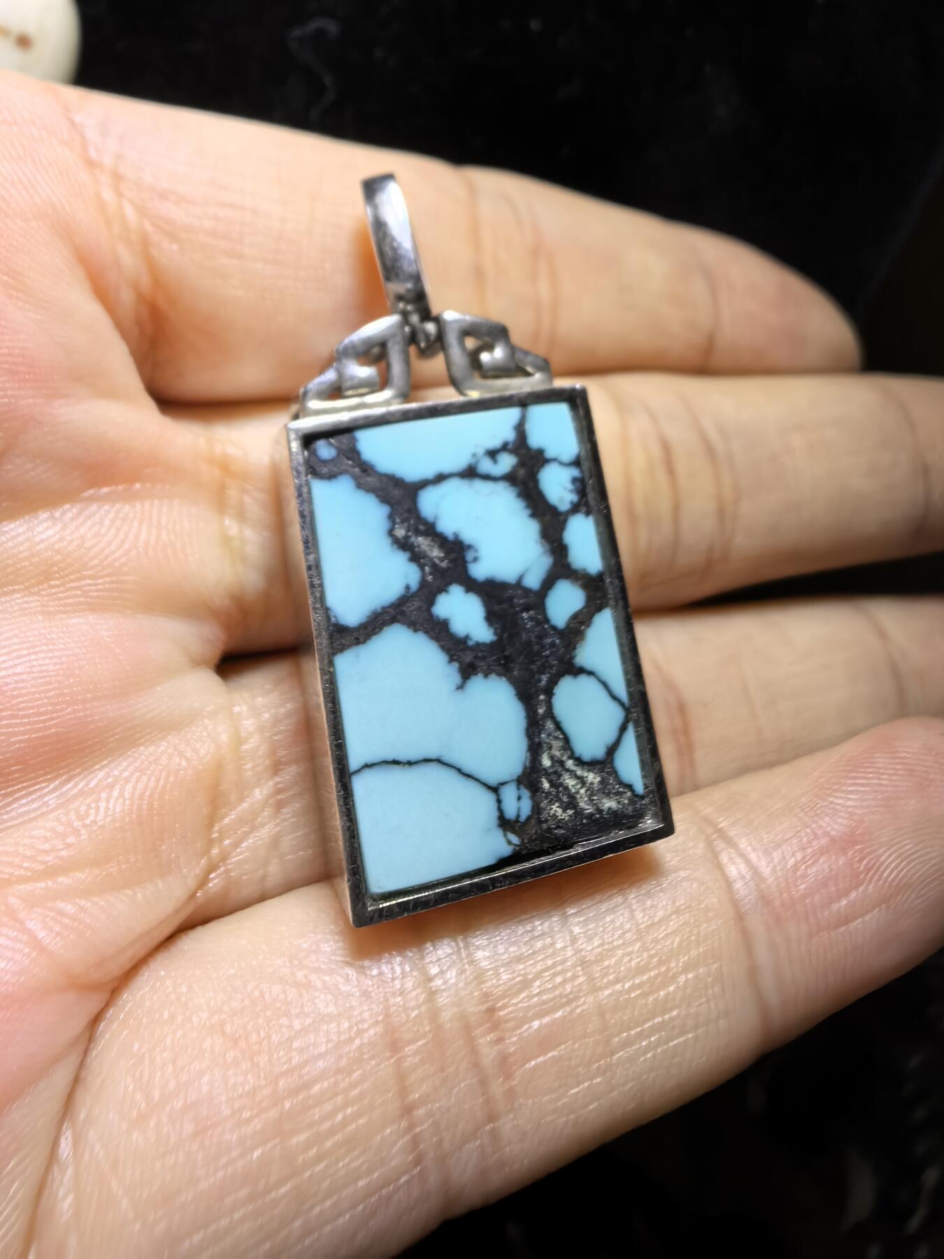 乌兰花松石吊坠项链男女款
纯银镶嵌，可见天然铁线瓷度密度较高！无任何优化！随佩戴可见变色成就感！尺寸:24mm*17mm*8mm总克重:12.8g