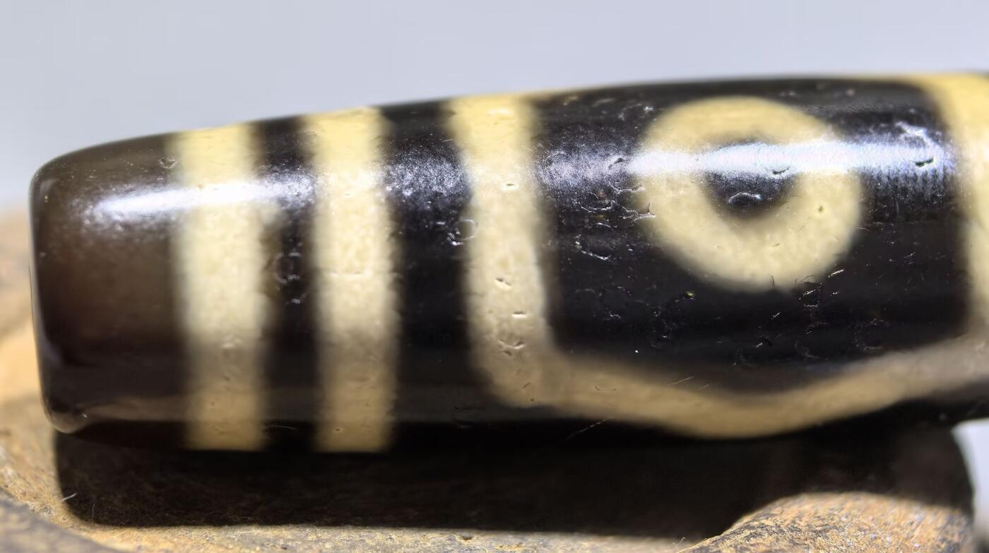 三眼财神天珠项链锁骨链吊坠挂件男女款，胎脂温润，包浆浑厚。
尺寸:4.8*1.3cm
​