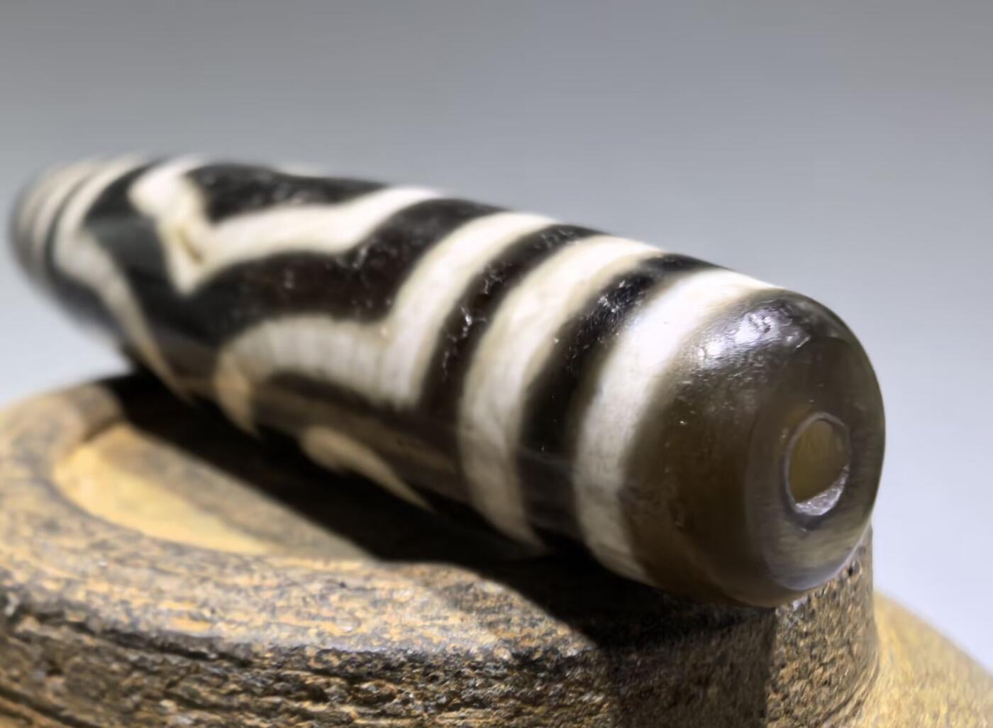 宝盖三眼天珠项链锁骨链吊坠挂件男女款，台珠，可见明显岁月包浆痕迹，珠体有明显油沁
​尺寸:5.6*1.3cm