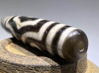 宝盖三眼天珠项链锁骨链吊坠挂件男女款，台珠，可见明显岁月包浆痕迹，珠体有明显油沁
​尺寸:5.6*1.3cm