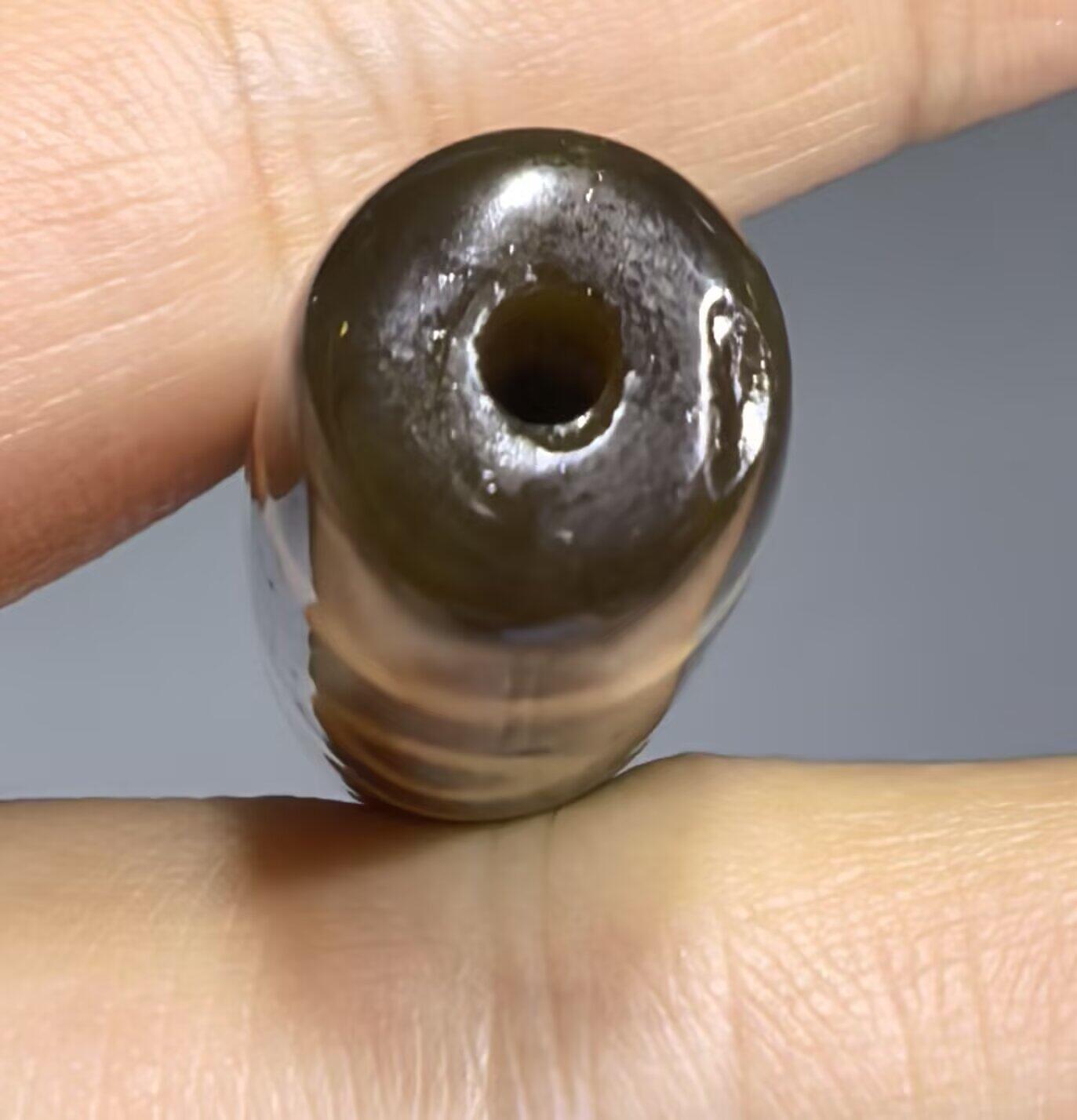 三眼财神天珠项链锁骨链吊坠挂件男女款，胎脂温润，包浆浑厚。
尺寸:4.8*1.3cm
​