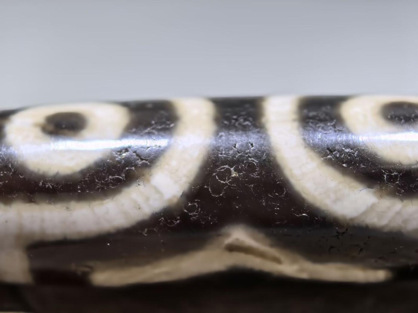 宝盖三眼天珠项链锁骨链吊坠挂件男女款，台珠，可见明显岁月包浆痕迹，珠体有明显油沁
​尺寸:5.6*1.3cm