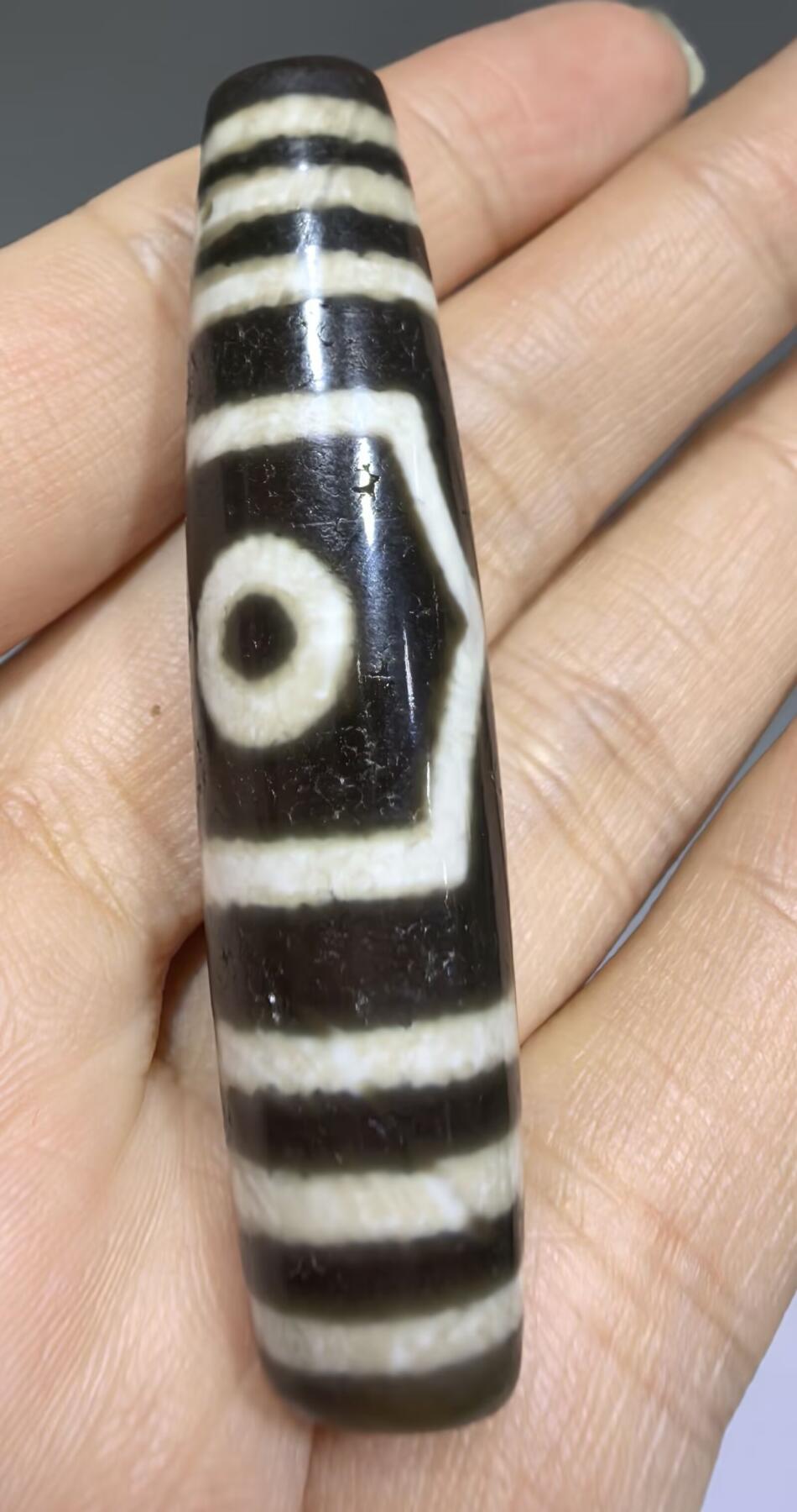 宝盖三眼天珠项链锁骨链吊坠挂件男女款，台珠，可见明显岁月包浆痕迹，珠体有明显油沁
​尺寸:5.6*1.3cm