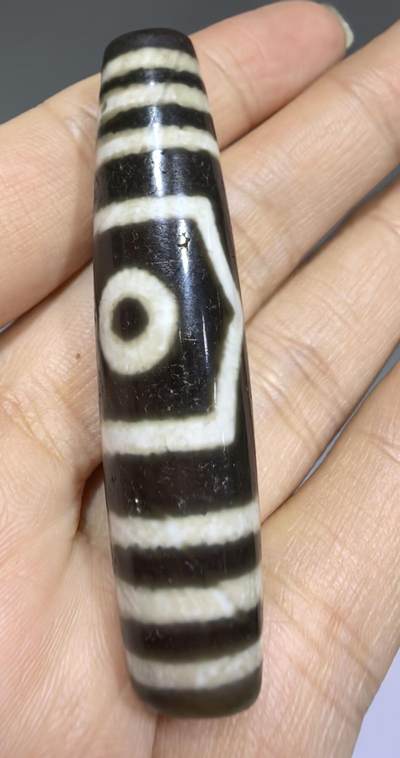 宝盖三眼天珠项链锁骨链吊坠挂件男女款，台珠，可见明显岁月包浆痕迹，珠体有明显油沁
​尺寸:5.6*1.3cm