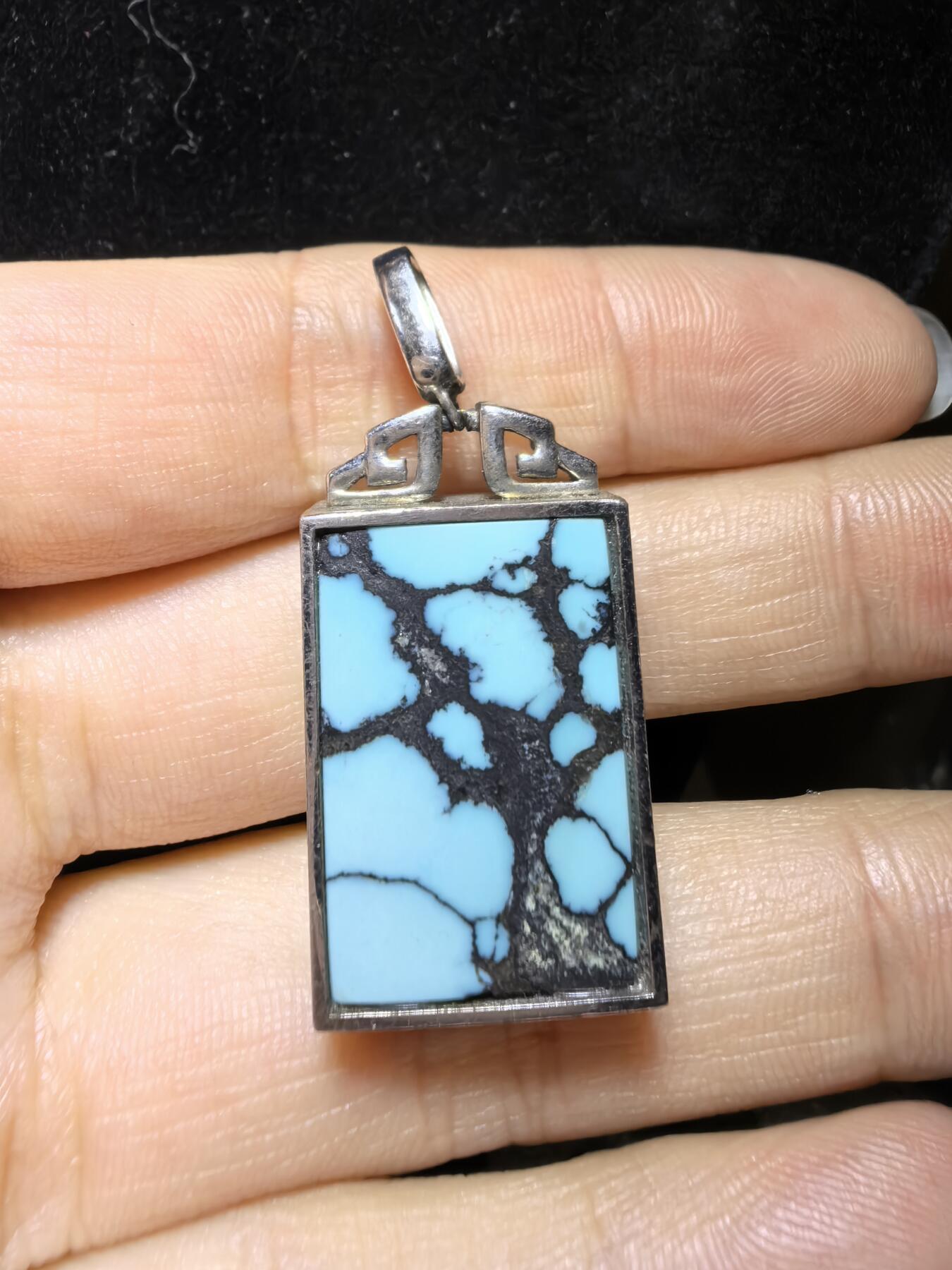 乌兰花松石吊坠项链男女款
纯银镶嵌，可见天然铁线瓷度密度较高！无任何优化！随佩戴可见变色成就感！尺寸:24mm*17mm*8mm总克重:12.8g