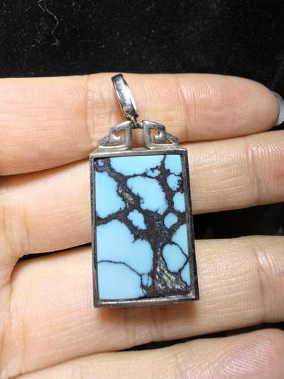 乌兰花松石吊坠项链男女款
纯银镶嵌，可见天然铁线瓷度密度较高！无任何优化！随佩戴可见变色成就感！尺寸:24mm*17mm*8mm总克重:12.8g