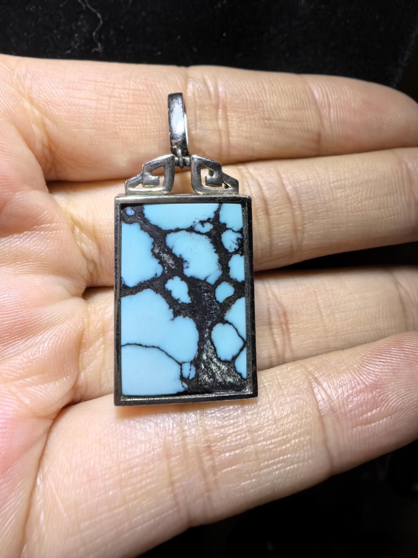 乌兰花松石吊坠项链男女款
纯银镶嵌，可见天然铁线瓷度密度较高！无任何优化！随佩戴可见变色成就感！尺寸:24mm*17mm*8mm总克重:12.8g