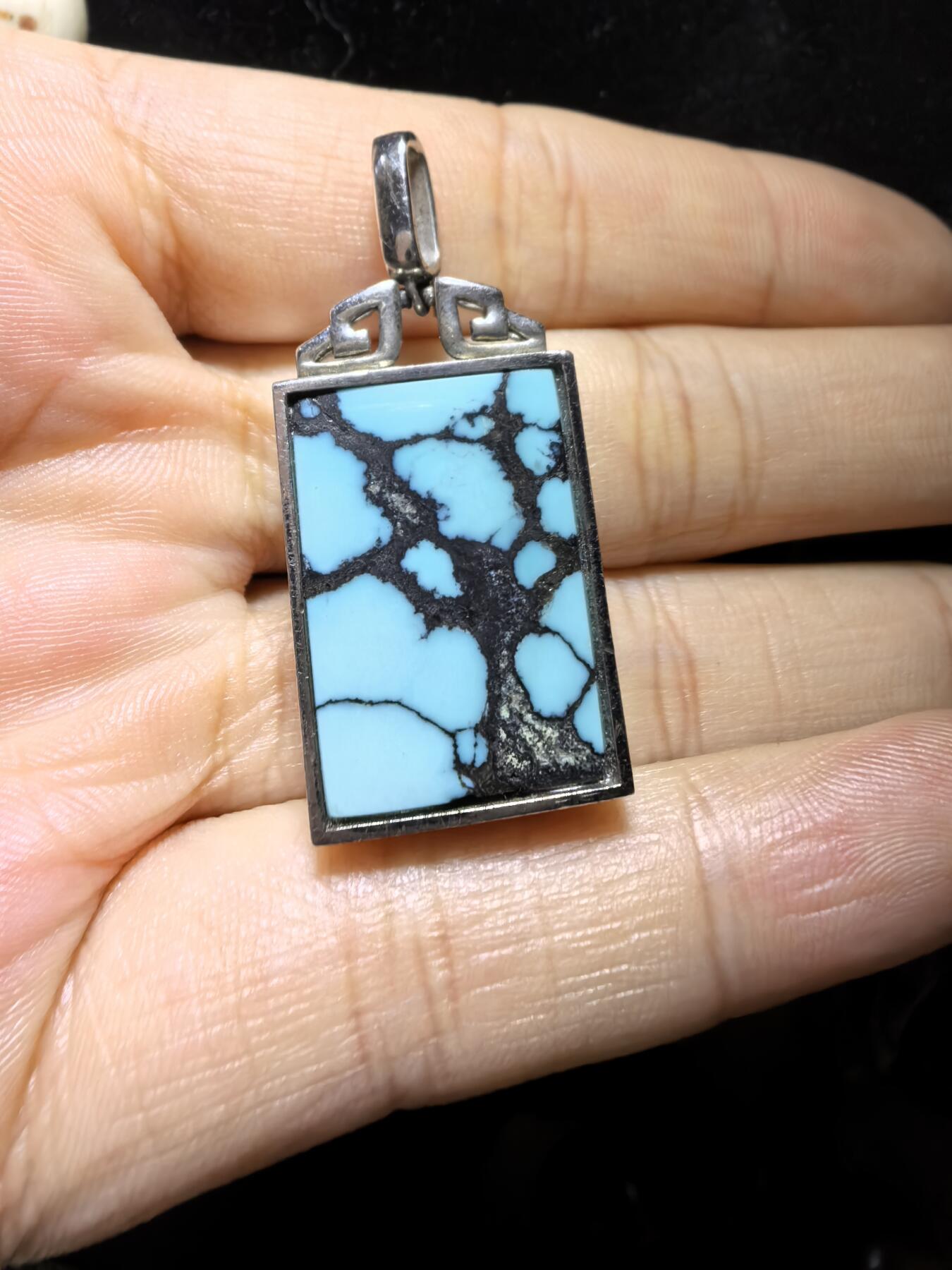 乌兰花松石吊坠项链男女款
纯银镶嵌，可见天然铁线瓷度密度较高！无任何优化！随佩戴可见变色成就感！尺寸:24mm*17mm*8mm总克重:12.8g