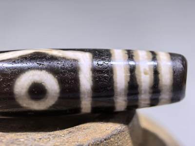 宝盖三眼天珠项链锁骨链吊坠挂件男女款，台珠，可见明显岁月包浆痕迹，珠体有明显油沁
​尺寸:5.6*1.3cm