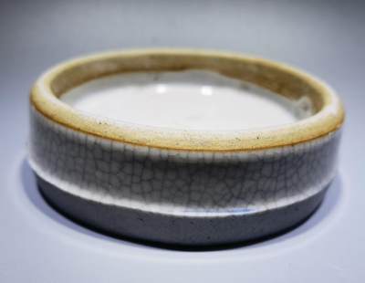 清雍正哥釉瓷片切割烟灰缸水洗哥釉瓷片切割，品相如图所示！包老到代！可做烟灰缸、水洗等！尺寸：直径11.3cm*3.1 cm
