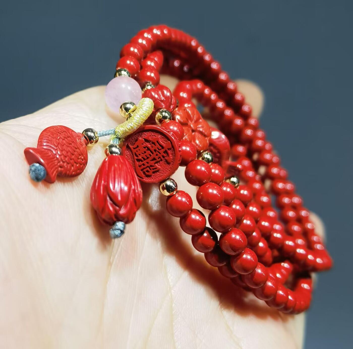超高含量朱砂原矿帝王砂佛珠手串女款颗颗精选原矿帝王砂0.4cm红砂搭配年年有余、招财进宝平安扣，莲花等配饰，隔珠为14K金！可绕手腕四圈！清新素雅温婉简约！
克重：29.3
