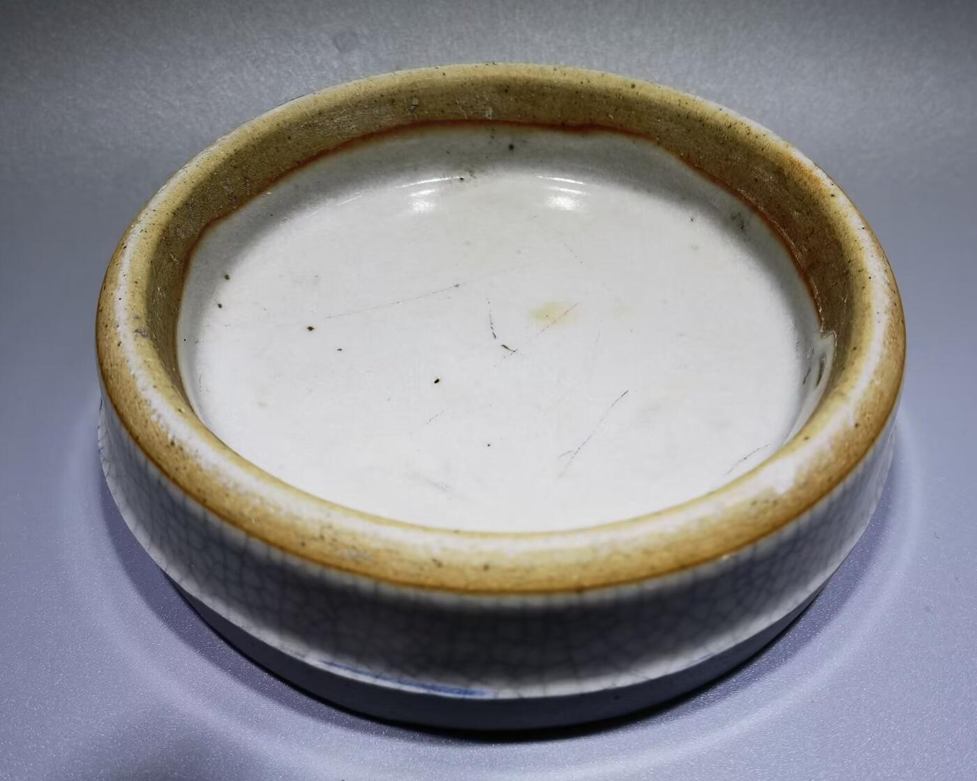 清雍正哥釉瓷片切割烟灰缸水洗哥釉瓷片切割，品相如图所示！包老到代！可做烟灰缸、水洗等！尺寸：直径11.3cm*3.1 cm
