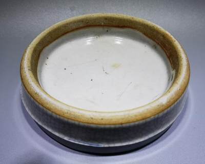 清雍正哥釉瓷片切割烟灰缸水洗哥釉瓷片切割，品相如图所示！包老到代！可做烟灰缸、水洗等！尺寸：直径11.3cm*3.1 cm
