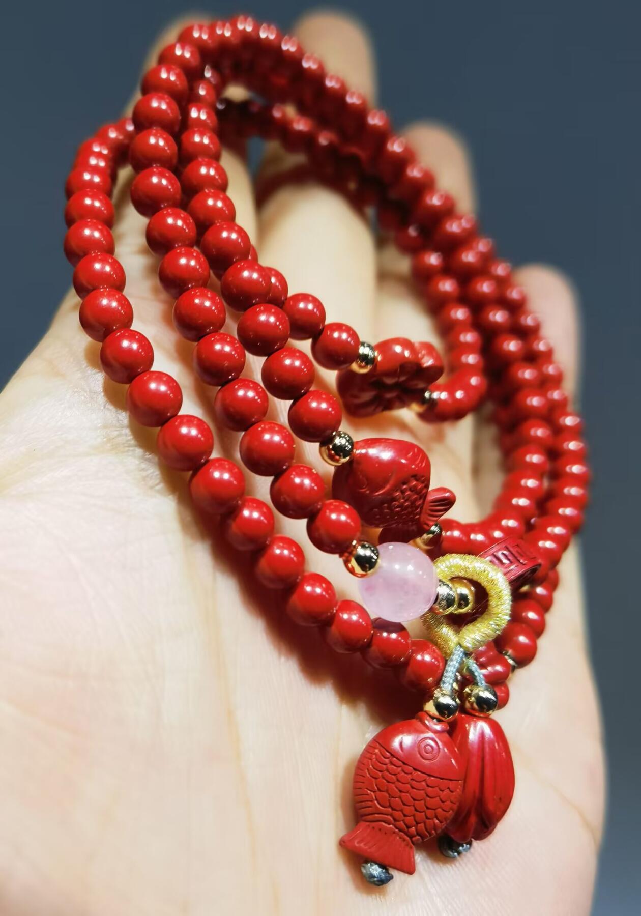 超高含量朱砂原矿帝王砂佛珠手串女款颗颗精选原矿帝王砂0.4cm红砂搭配年年有余、招财进宝平安扣，莲花等配饰，隔珠为14K金！可绕手腕四圈！清新素雅温婉简约！
克重：29.3
