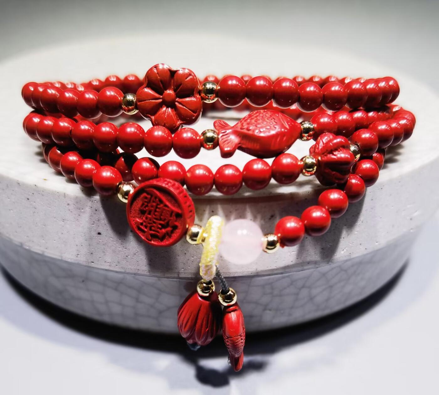 超高含量朱砂原矿帝王砂佛珠手串女款颗颗精选原矿帝王砂0.4cm红砂搭配年年有余、招财进宝平安扣，莲花等配饰，隔珠为14K金！可绕手腕四圈！清新素雅温婉简约！
克重：29.3
