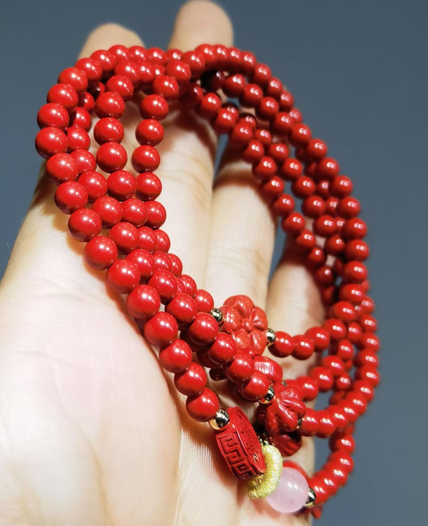 超高含量朱砂原矿帝王砂佛珠手串女款颗颗精选原矿帝王砂0.4cm红砂搭配年年有余、招财进宝平安扣，莲花等配饰，隔珠为14K金！可绕手腕四圈！清新素雅温婉简约！
克重：29.3
